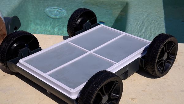 Close-up of the Aiper Seagull 1000 chassis with filter