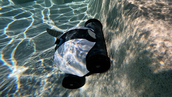 Aiper Seagull 1000 attempting to climb a pool wall