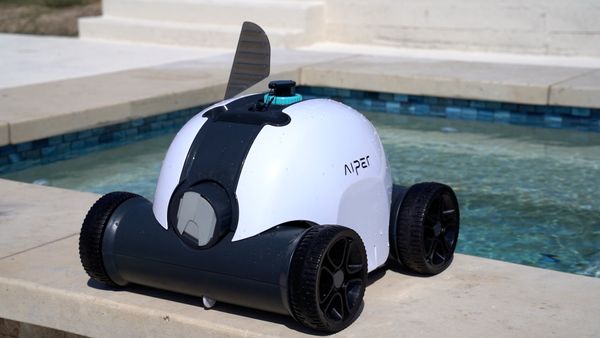 Aiper Seagull 1000 sitting on the pool ledge