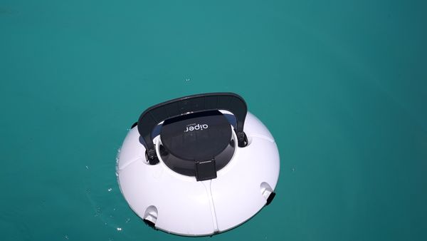 Aiper Seagull 600 floating just under the surface of the pool