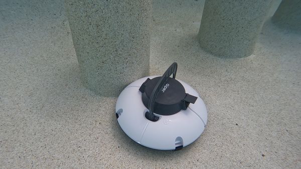 Aiper Seagull 600 near a pool column