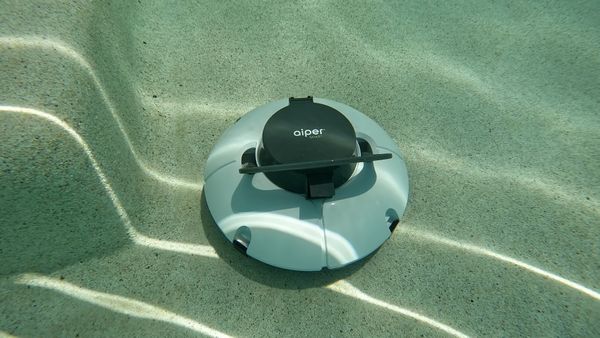 Aiper Seagull 600 cleaning the floor of a large pool