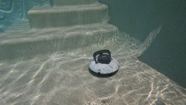 Aiper Seagull 600 navigating a pool