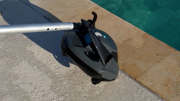 Hooking the Aiper Seagull SE to lift it from the pool