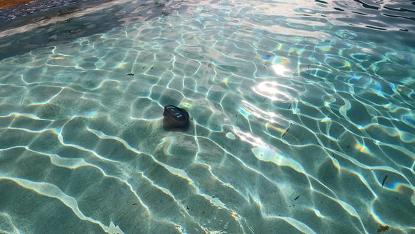 Aiper Seagull SE moving through the pool