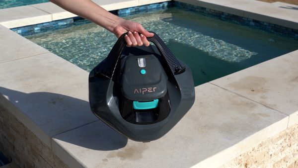 Lightweight Aiper Seagull SE held in one hand