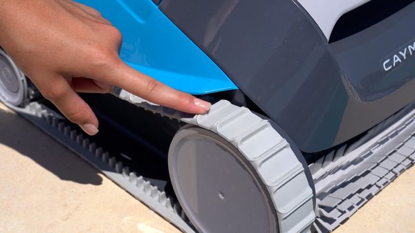 Dolphin Cayman Hypergrip tracks up close
