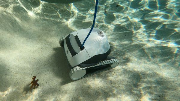 Dolphin E10 cleaning leaves off the pool floor