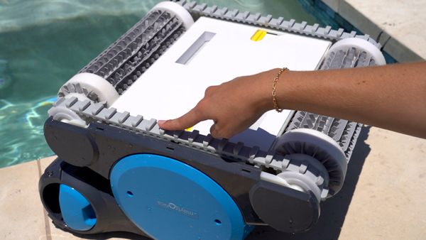 Close-up of the Dolphin Premier's tracks