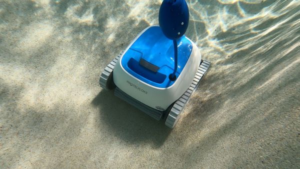 Top-down view of the Dolphin Proteus DX3 on the pool floor
