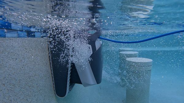 Dolphin Quantum using PowerJet at the waterline