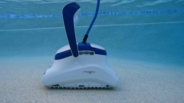 Side view of the Dolphin Sigma tracking along the pool floor