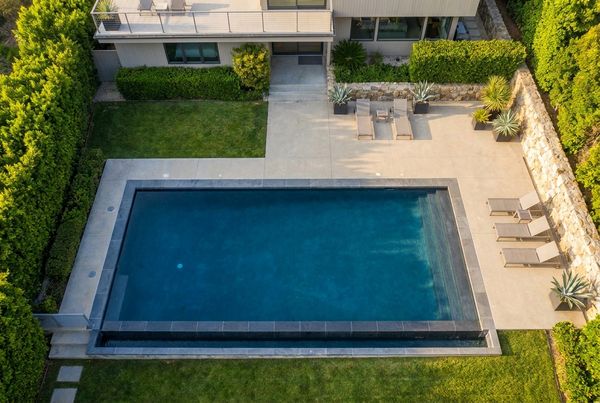 Black bottom pool with white stone coping