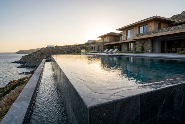 Perimeter-overflow wet-edge pool with a mirror-flat surface