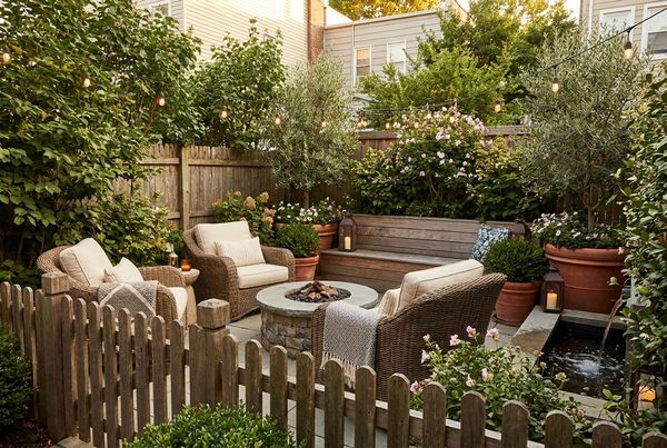 Backyard patio in modern smooth concrete with clean rectangular lines