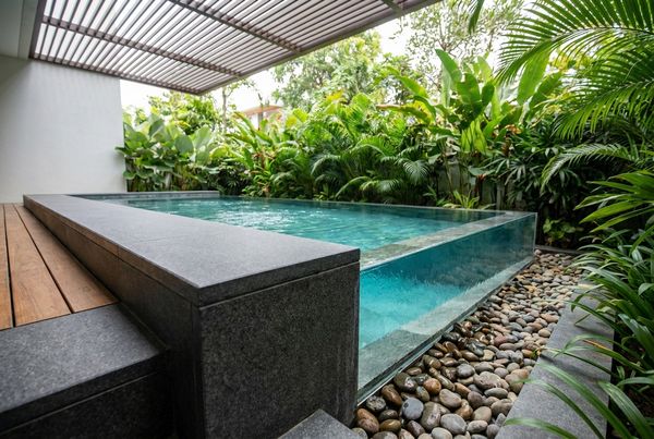 Plunge pool with a swim jet current for exercise