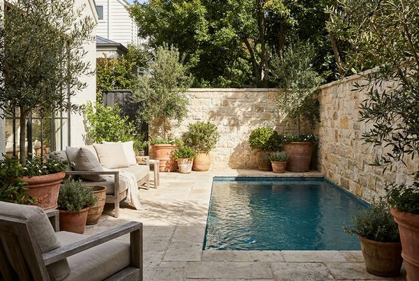 Swimming pool coping styled in poured cantilever concrete