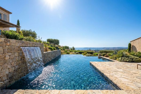 Bubblers gurgling on a shallow tanning ledge